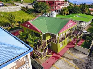 Ribishi的住宿－Cays Inn Apartments，享有带绿色屋顶的房子的顶部景色
