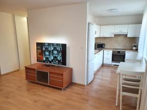 uma cozinha com televisão numa mesa de madeira em Luxury apartment in beautiful small town em Nový Jičín