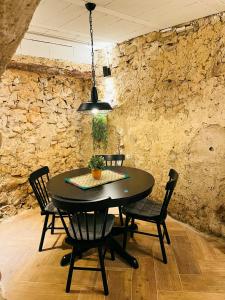 Confrides的住宿－La Ruta - La Cueva，一间用餐室,配有黑色的桌子和椅子