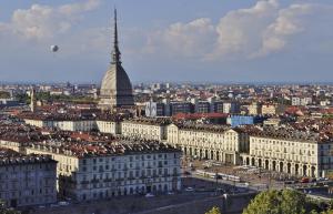 widok na miasto z budynkiem i wieżą w obiekcie SWEET Home Lingotto w Turynie