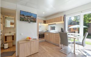 eine Küche mit Tisch und ein Esszimmer in der Unterkunft Tiny Haus 46 Am Brombachsee in Pleinfeld