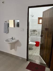 uma casa de banho com um lavatório e um WC em Wayanad Biriyomz Residency, Kalpatta, Low Cost Rooms and Deluxe Apartment em Kalpatta