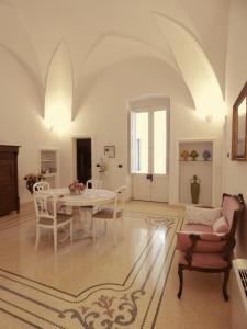a living room with a white table and chairs at Palazzo Casto Relais in Taviano