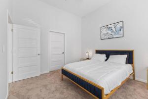 1 dormitorio con 1 cama con paredes blancas y armarios blancos en Luxurious 1-Bedroom Fishers, en Fishers