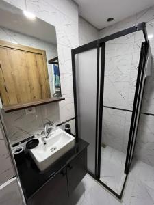 A bathroom at Gold Corner Hotel