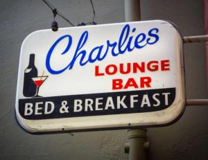 Majutusasutuses Charlie Foleys olev sertifikaat, autasu, silt või muu dokument