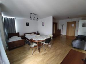 Posteľ alebo postele v izbe v ubytovaní Apartamenty Centrum
