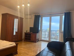 Televízia a/alebo spoločenská miestnosť v ubytovaní Apartamenty Centrum