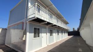 ein Gebäude mit einem Balkon auf der Seite in der Unterkunft Hotel Flamingo Express in Iquique