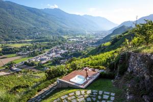 - une vue sur la vallée depuis une montagne dans l'établissement Wine Hotel Retici Balzi, à Poggiridenti