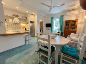 cocina y sala de estar con mesa y cama en Casa di MARI - Appartamento con grande terrazza, en Sperlonga