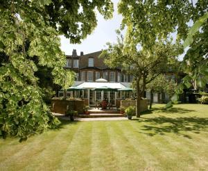 een uitzicht op een huis met een tuin bij Glenlyn Hotel & Apartments in Barnet