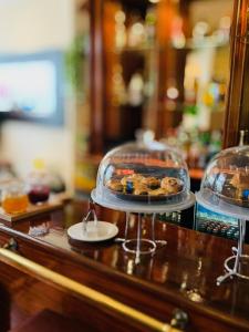 een buffet met een bord eten op een aanrecht bij Glenlyn Hotel & Apartments in Barnet