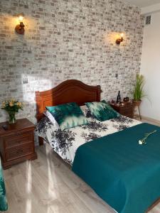 um quarto com uma cama e uma parede de tijolos em Hotel Restauracja U Guta em Klikuszowa