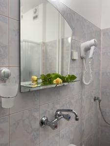 a bathroom with a mirror and a sink at Hotel Restauracja U Guta in Klikuszowa