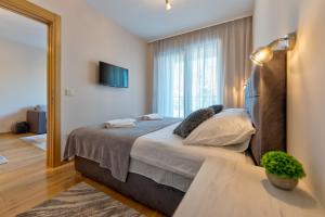 Postel nebo postele na pokoji v ubytování Apartman Kneginja 2&Spa Zlatibor + 40 fotografií
