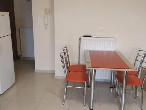 uma sala de jantar com mesa e cadeiras em Family House em Agios Nikolaos