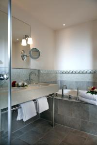 Koupelna v ubytování Hotel Elbflorenz Dresden