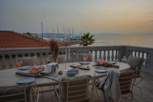 een tafel op een balkon met uitzicht op de oceaan bij Villa Teti in San Vincenzo