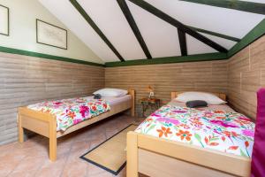 Zimmer mit 2 Betten in einem Zimmer in der Unterkunft Apartment RIKY in Crikvenica