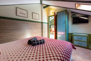 Schlafzimmer mit einem Bett mit einer roten und weißen Tagesdecke in der Unterkunft Apartment RIKY in Crikvenica