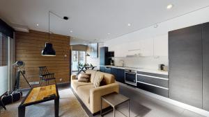 Il comprend un salon avec un canapé et une cuisine. dans l'établissement Sandy Kelt - Irish House Apartments, à Kalajoki