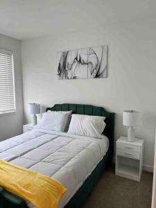 Schlafzimmer mit einem Bett mit Wandgemälde in der Unterkunft Private Bedroom Fountain Square - Shared in Indianapolis