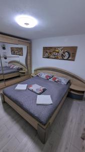 1 dormitorio con 1 cama grande y 2 escritorios. en Casa Beatrice, en Călimăneşti