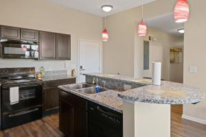 Η κουζίνα ή μικρή κουζίνα στο Private Bed Downtown INDY - Shared +5 φωτογραφίες