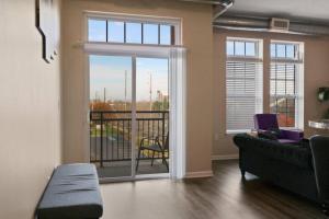 Χώρος καθιστικού στο Private Bed Downtown INDY - Shared