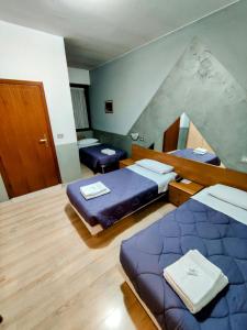 Rúm í herbergi á Albergo Baffo