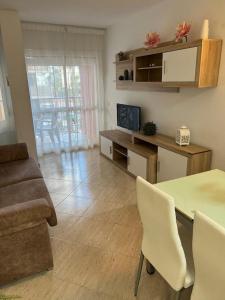 - un salon avec une table et un canapé dans l'établissement Apartments Benalmadena, à Benalmádena