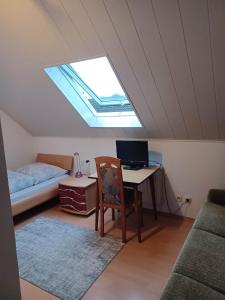 a room with a desk and a bed and a window at Gasthaus zur Linde in Staufenberg