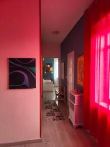 トリノにあるCasa Sabrina Fabianiの赤い壁の部屋、リビングルーム