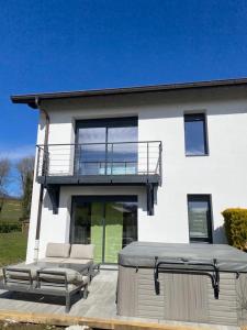 Cette maison blanche dispose d'une terrasse. dans l'établissement A l’orée du Vuache, 