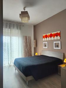 トリノにあるCasa Sabrina Fabianiのベッドルーム(青いベッド1台、窓付)