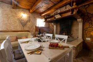 une salle à manger avec une table et une cheminée dans l'établissement Apartman Vrh, à Sveti Petar u Šumi