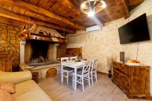 - un salon avec une table et une cheminée dans l'établissement Apartman Vrh, à Sveti Petar u Šumi
