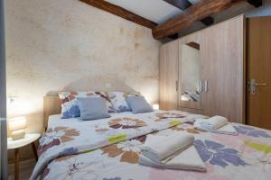 Un pat sau paturi într-o cameră la Apartman Vrh