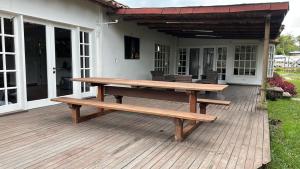 un banco de madera sentado en una terraza de madera en Hostal Vallegrande en Rionegro