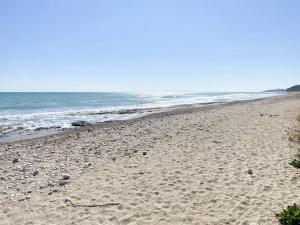 piaszczysta plaża z oceanem w tle w obiekcie Jardines al Mar piscina y garaje w mieście Oropesa del Mar