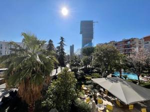 una vista di un parco con alberi e un edificio di Apartment in Skanderbeg Square - Tirana Center 1 a Tirana