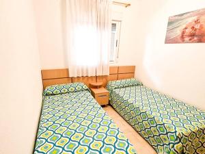 Łóżko lub łóżka w pokoju w obiekcie Jardines al Mar piscina y garaje