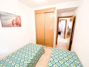 Łóżko lub łóżka w pokoju w obiekcie Jardines al Mar piscina y garaje