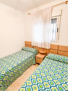 Łóżko lub łóżka w pokoju w obiekcie Jardines al Mar piscina y garaje