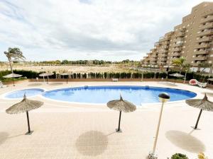 Basen w obiekcie Jardines al Mar piscina y garaje lub w pobliżu