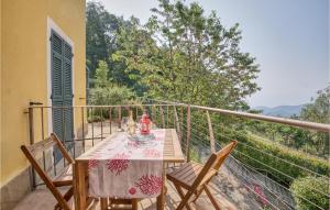uma mesa e cadeiras numa varanda com vista em Beautiful Home In Magliolo-finale Ligure With Kitchen em Magliolo