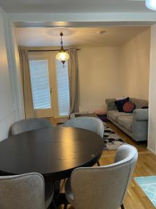 - un salon avec une table, des chaises et un canapé dans l'établissement Boklok house near the airport., à Vantaa