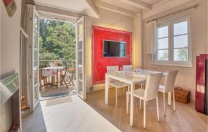 uma sala de jantar com uma mesa branca e cadeiras em Beautiful Home In Magliolo-finale Ligure With Kitchen em Magliolo
