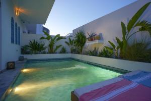 una piscina nel cortile di una casa di Dar Colibri - Maison d'hôtes à Kélibia a Kelibia